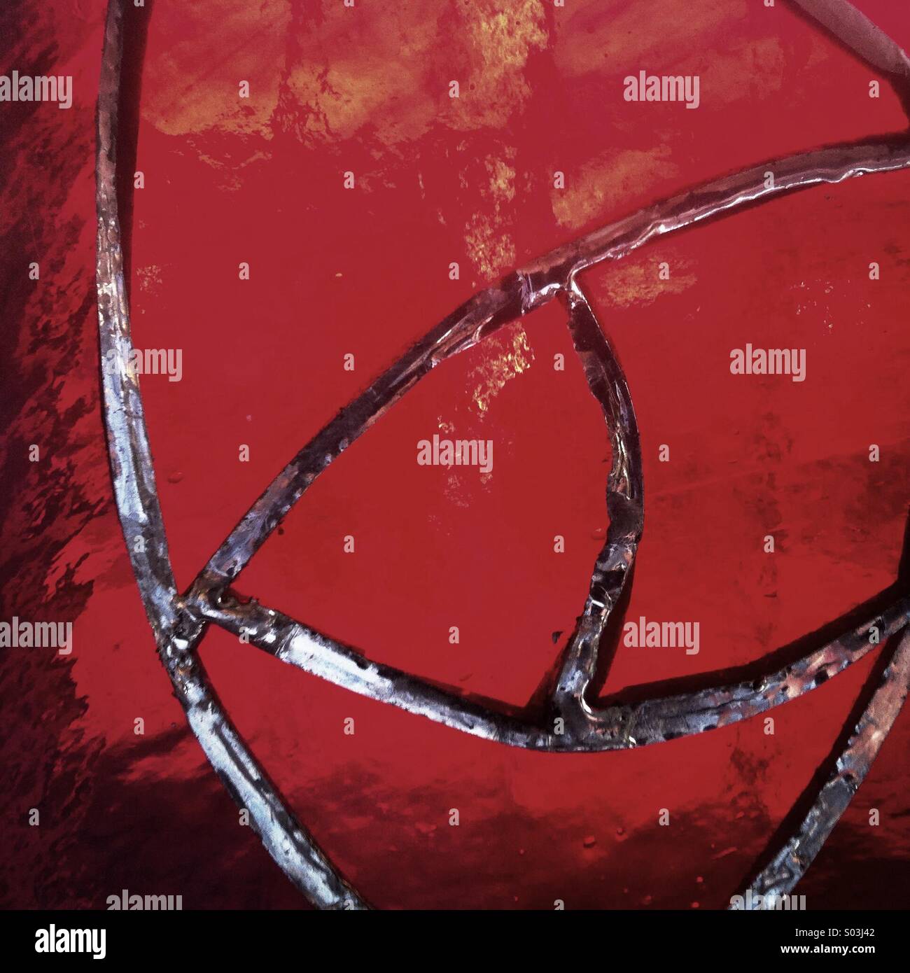 Un rosso home realizzata in vetro colorato design Foto Stock