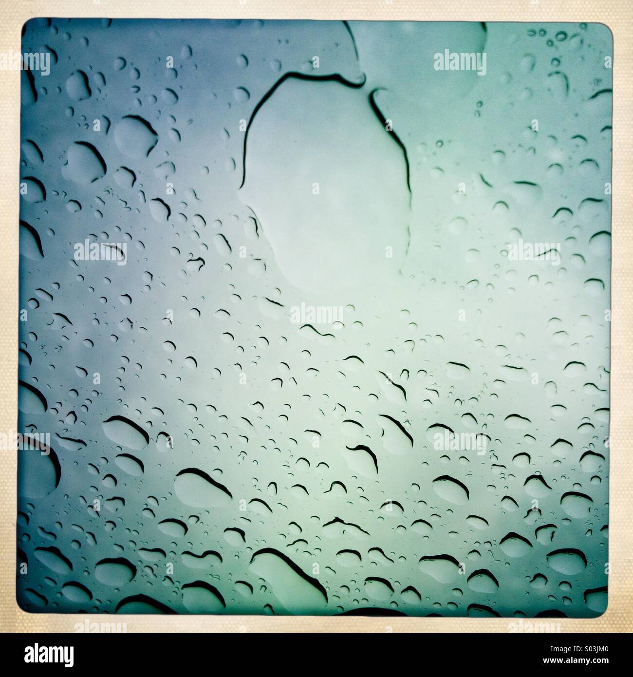 Gocce di pioggia sul tettuccio apribile - Immagine stock catturata con smartphone