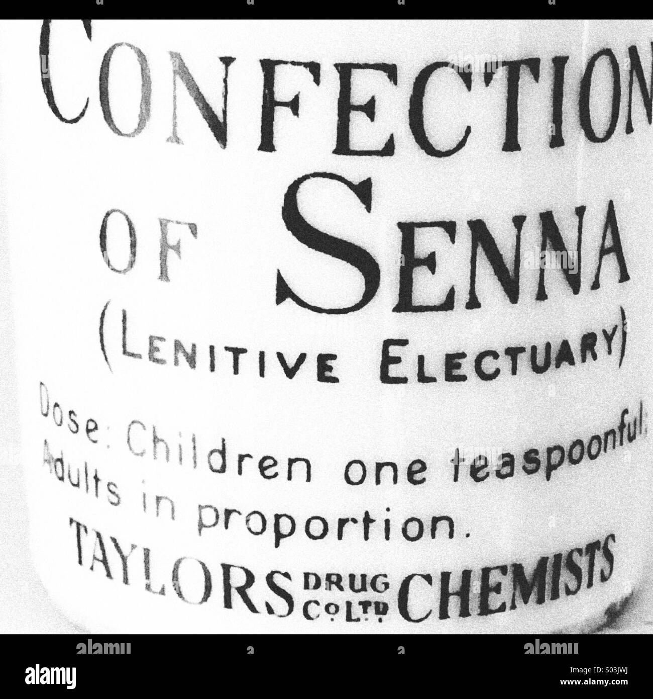 Vintage bottiglia in ceramica del lassativo Senna con le istruzioni per il dosaggio Foto Stock