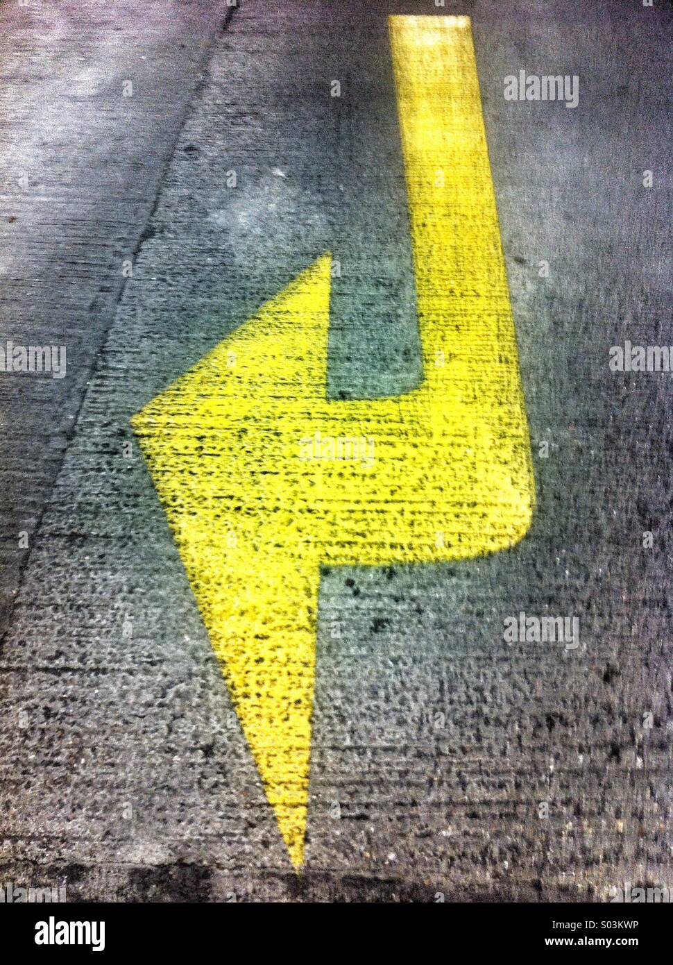 Ruotare la freccia di pittura su strada - Immagine stock catturata con smartphone