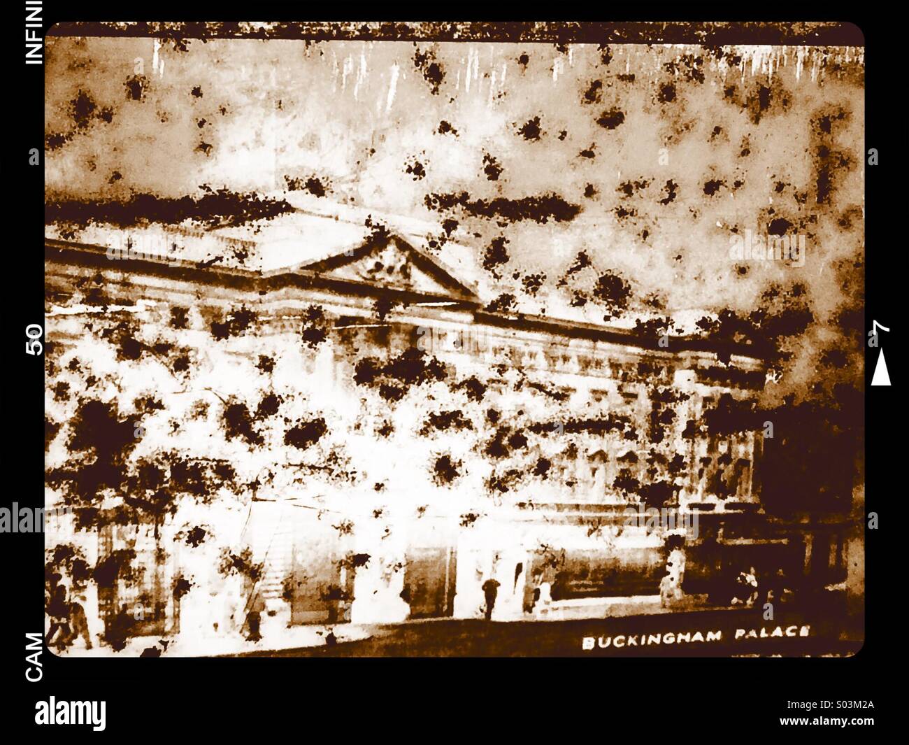 Vecchio arrugginito stagno di biscotto con le foto del Buckingham Palace - Immagine stock catturata con smartphone