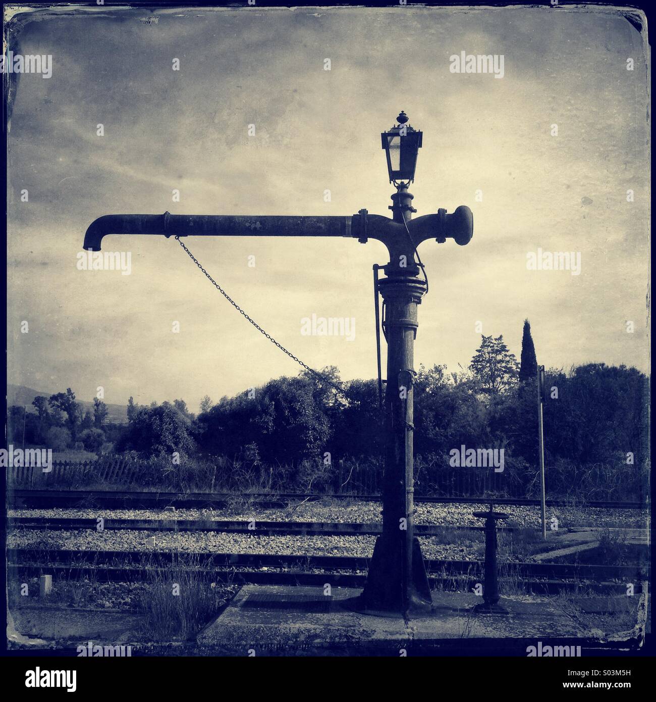 Pompa per la fornitura di acqua di un vintage treno a vapore Foto Stock