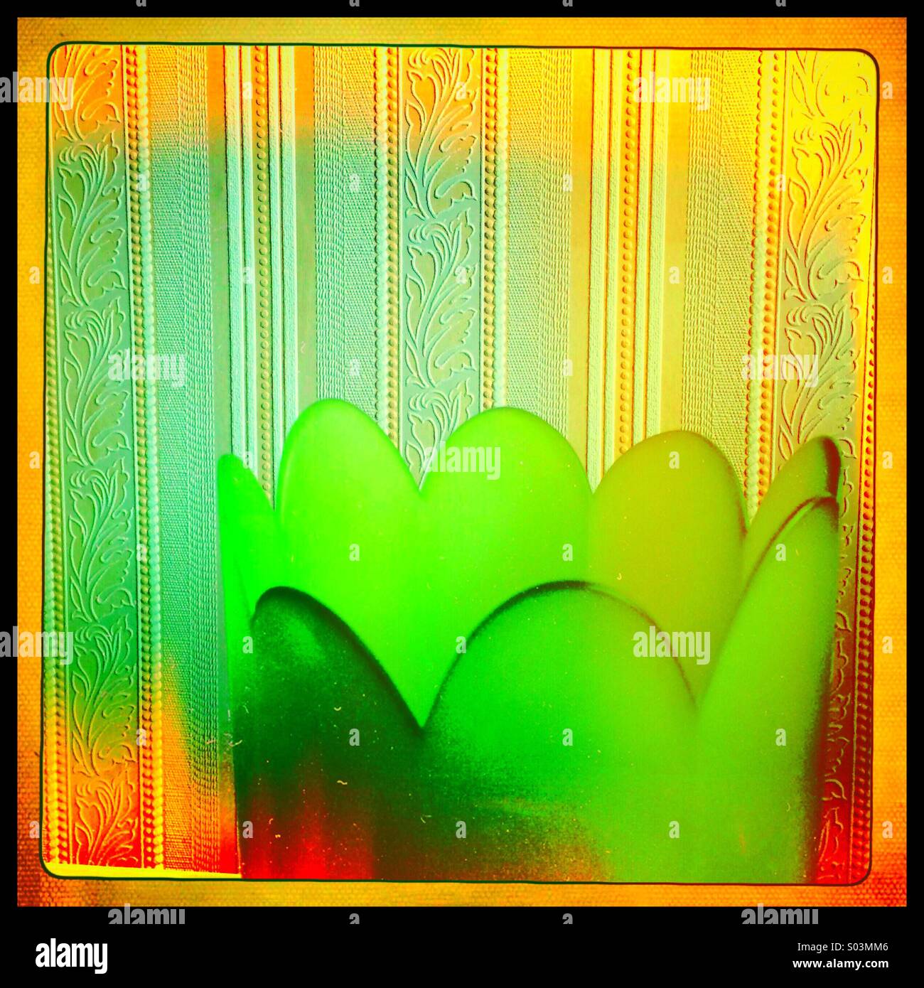 Vaso verde ed elegante carta da parati a strisce Foto Stock