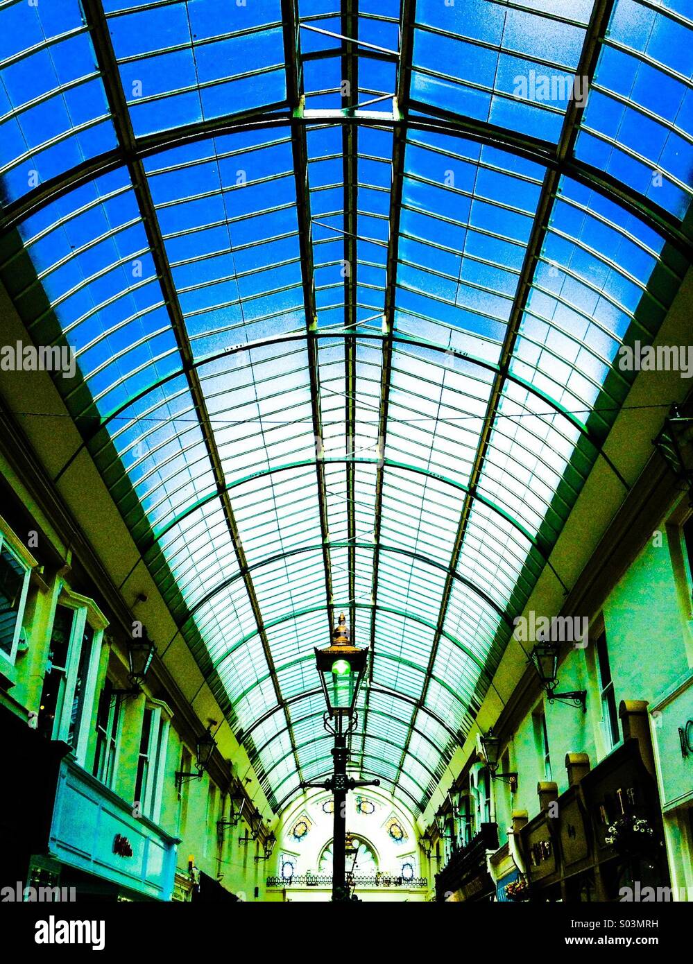 Una vista interna del Vittoriano Arcade in Westbourne, Bournemouth, mostrando le facciate simmetriche del grado ll elencati di struttura. Foto Stock