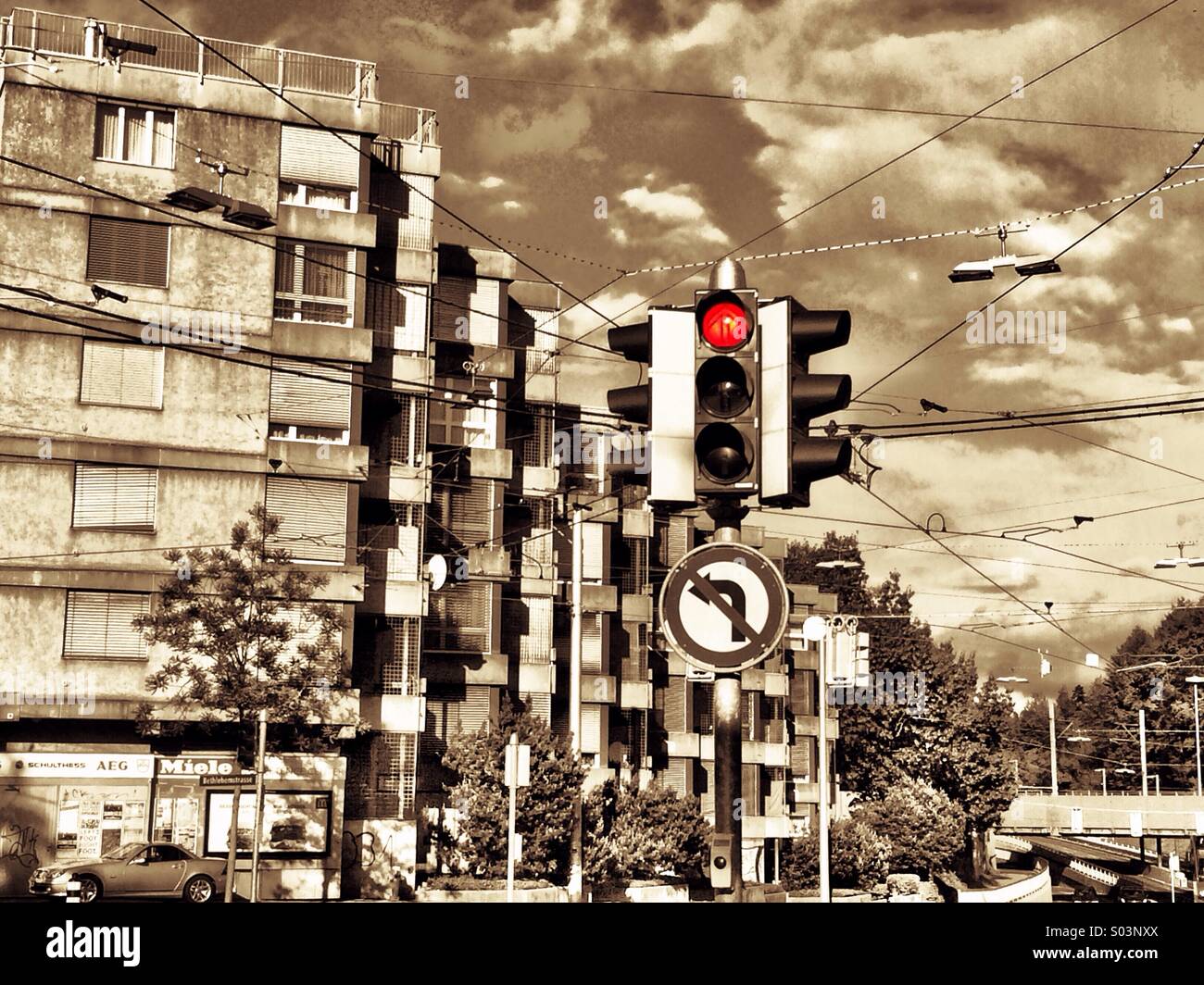 Semaforo rosso nella giungla urbana Foto Stock