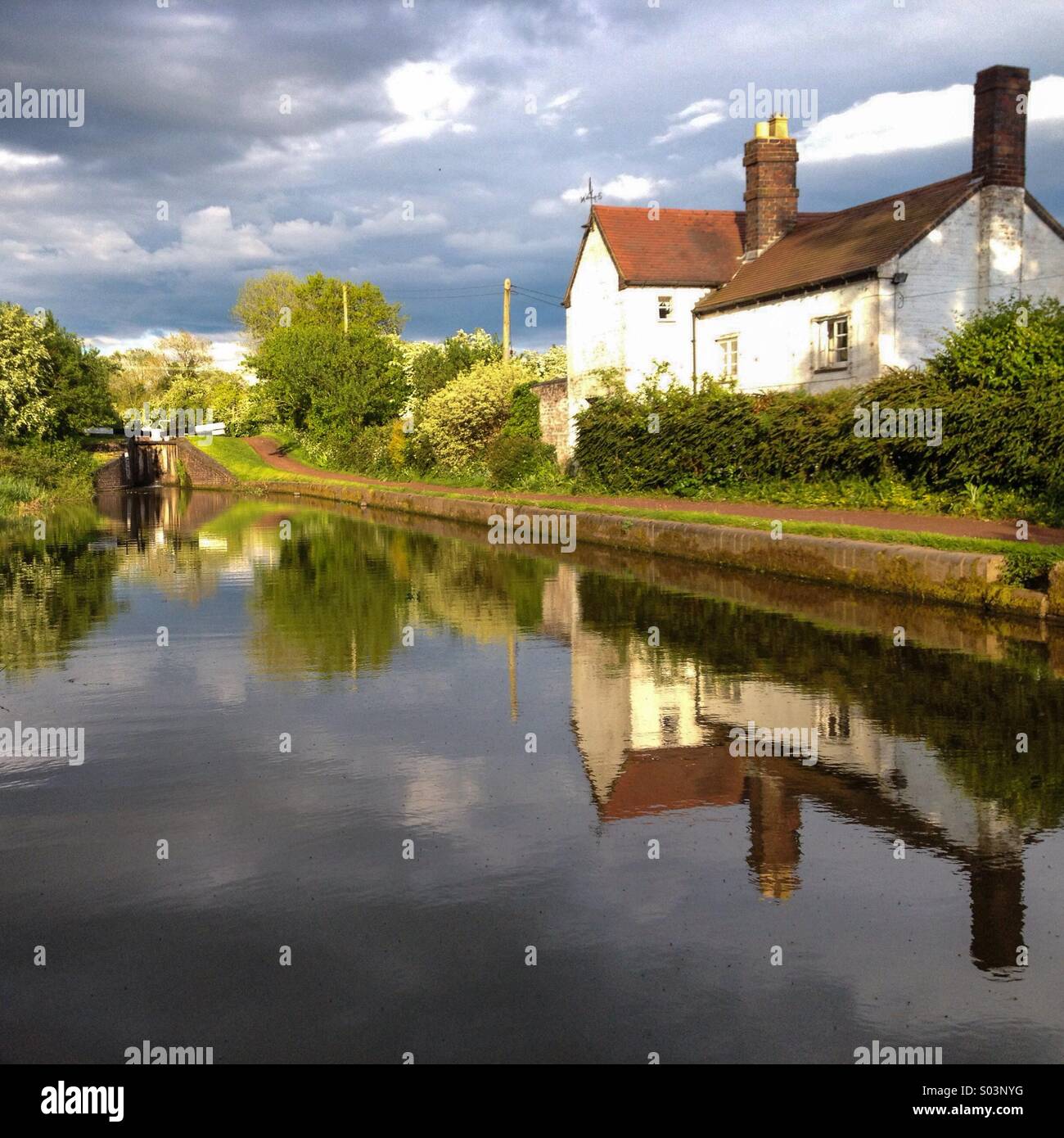 Pomeriggio in luce il Worcester & Birmingham Canal, Worcestershire, England, Regno Unito Foto Stock