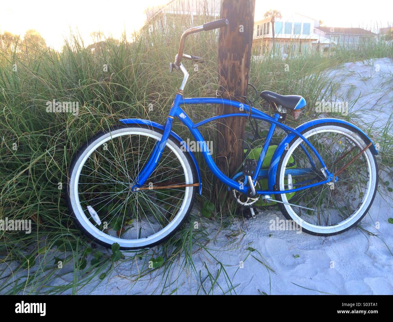 Una bicicletta concatenati a un post in spiaggia, Spiaggia di Jacksonville, Florida, Stati Uniti d'America. - Immagine stock catturata con smartphone