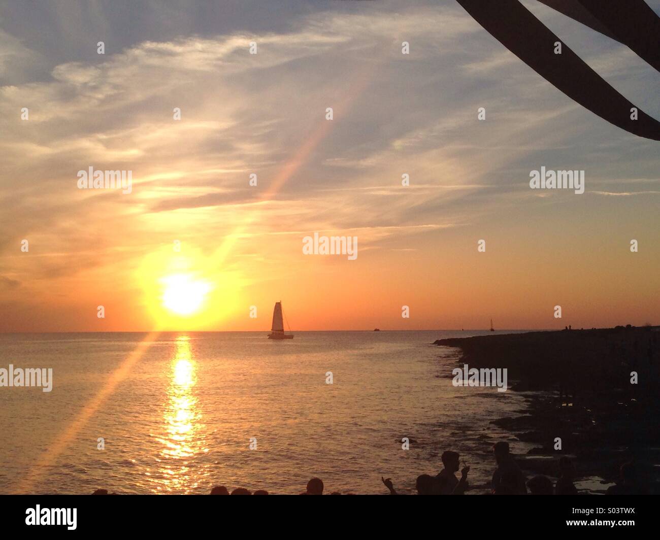 Tramonto sul mare con barca a distanza Foto Stock