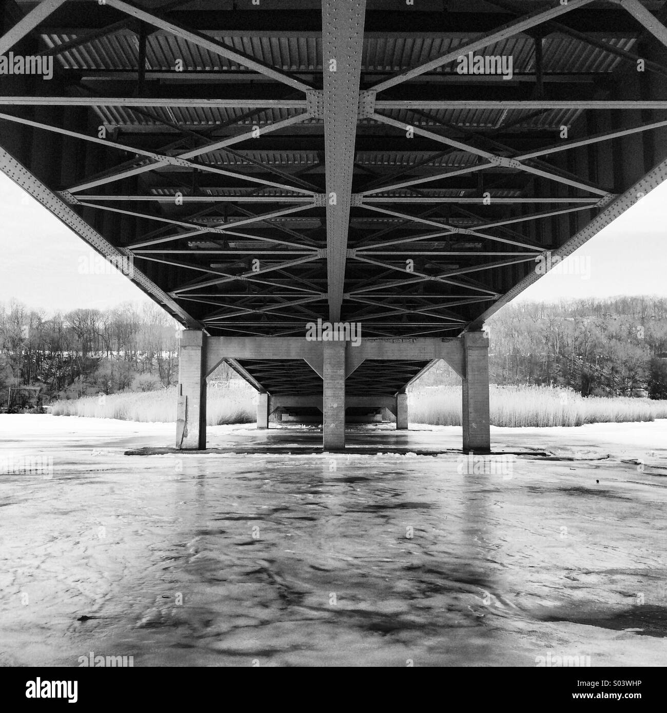 Sotto un ponte nel fiume Hudson Valley, NY Foto Stock