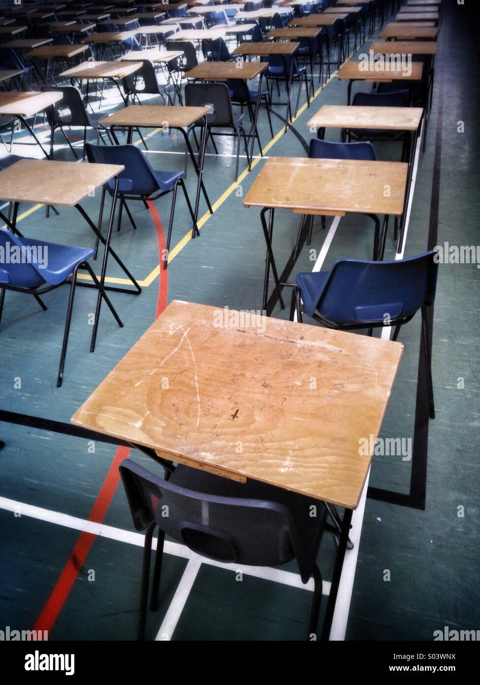 Sala esame con file di banchi di scuola. Foto Stock