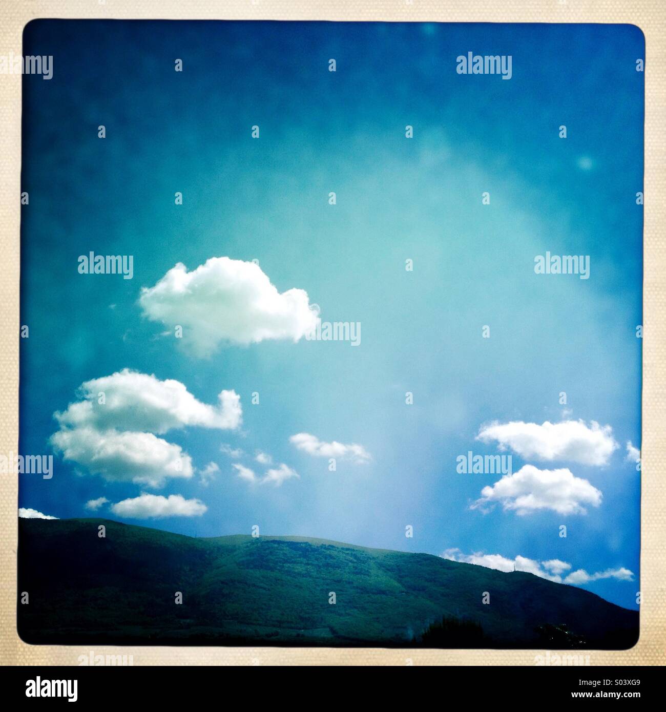 Il monte Subasio in Umbria, Italia, con il cielo blu e nuvole bianche Foto Stock