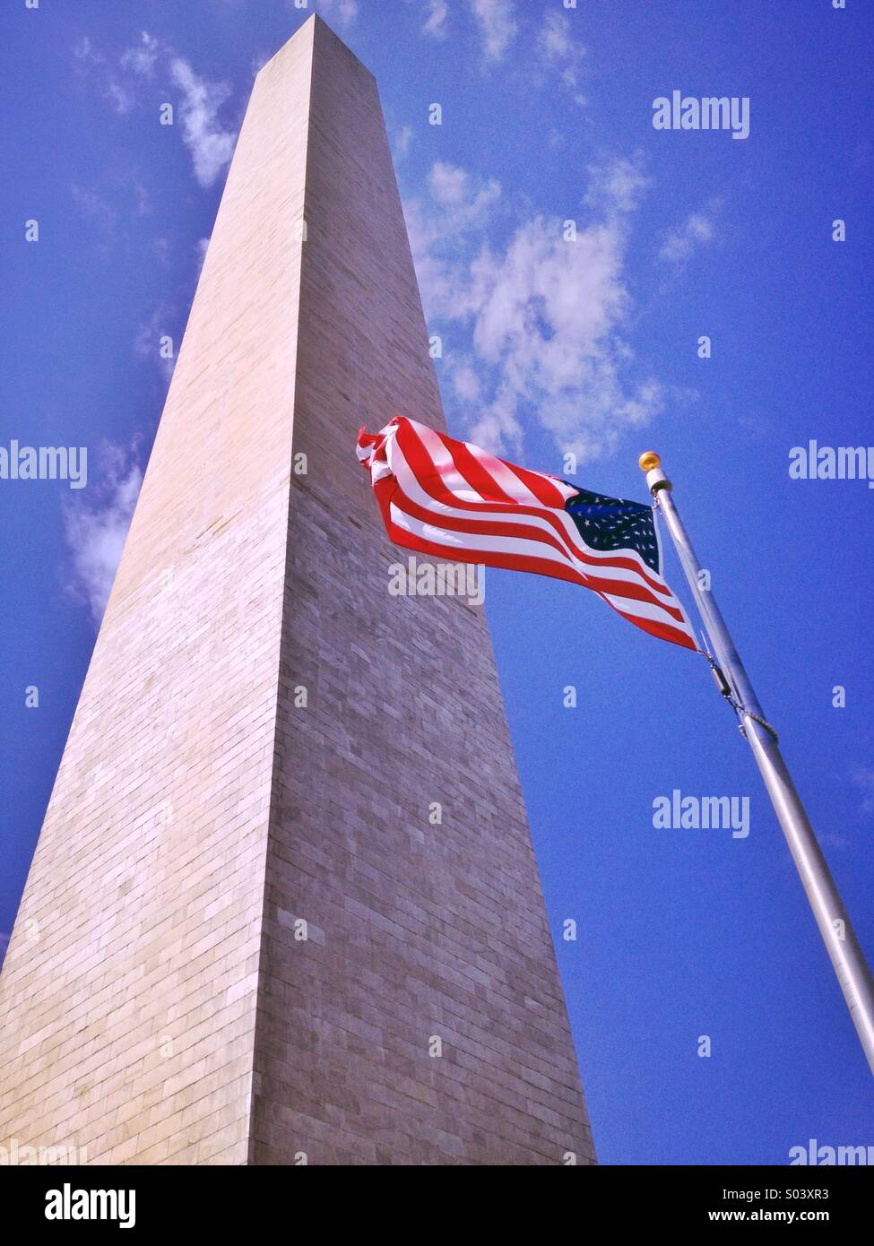 Guardando verso l'alto la U.S. Bandiera e il Monumento a Washington a Washington D.C. Foto Stock