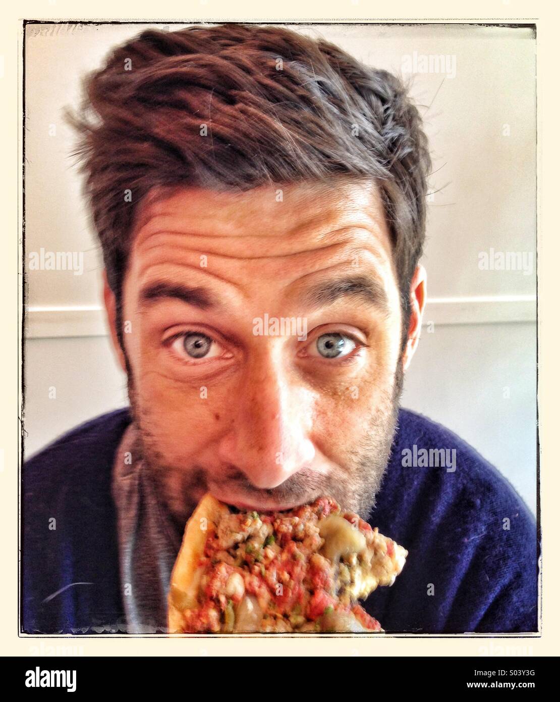 Guy mangiare la pizza Foto Stock