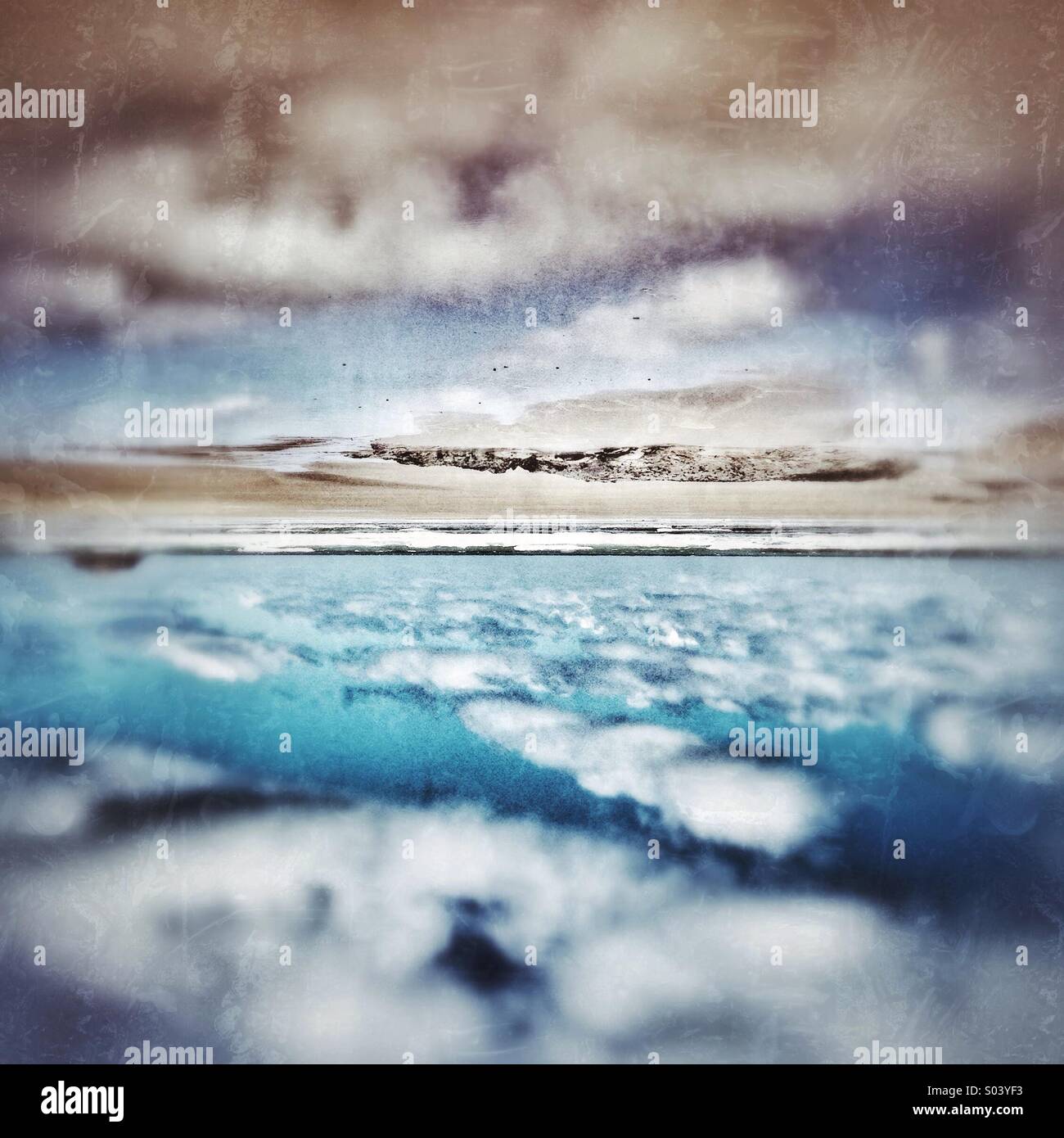 Riflessioni a Polzeath Beach, Cornwall Foto Stock