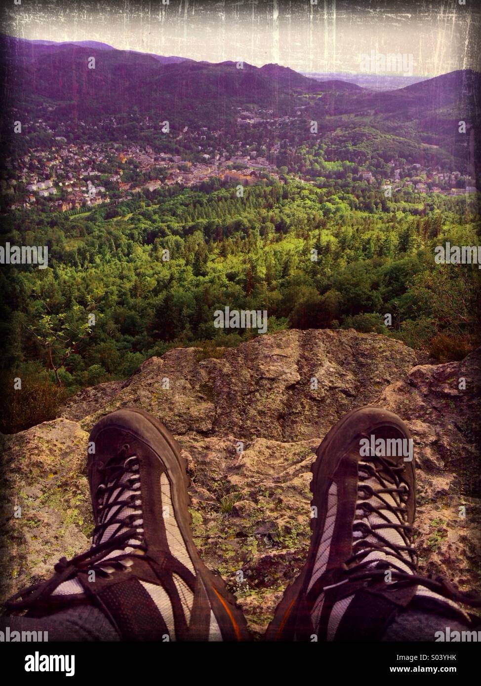 Scarpe da trekking nel panorama del paesaggio - Immagine stock catturata con smartphone