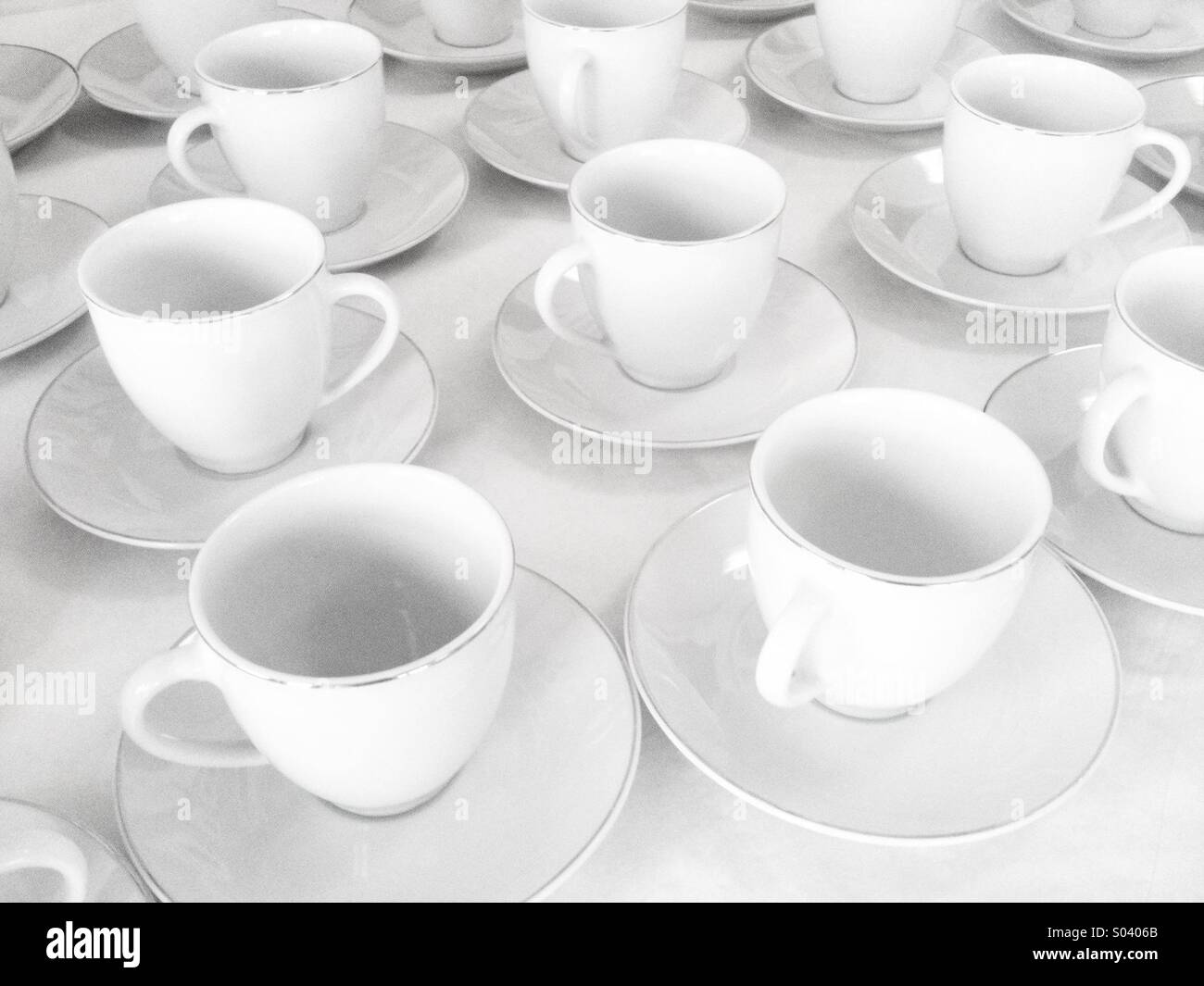 Le tazze e i piattini - Immagine stock catturata con smartphone