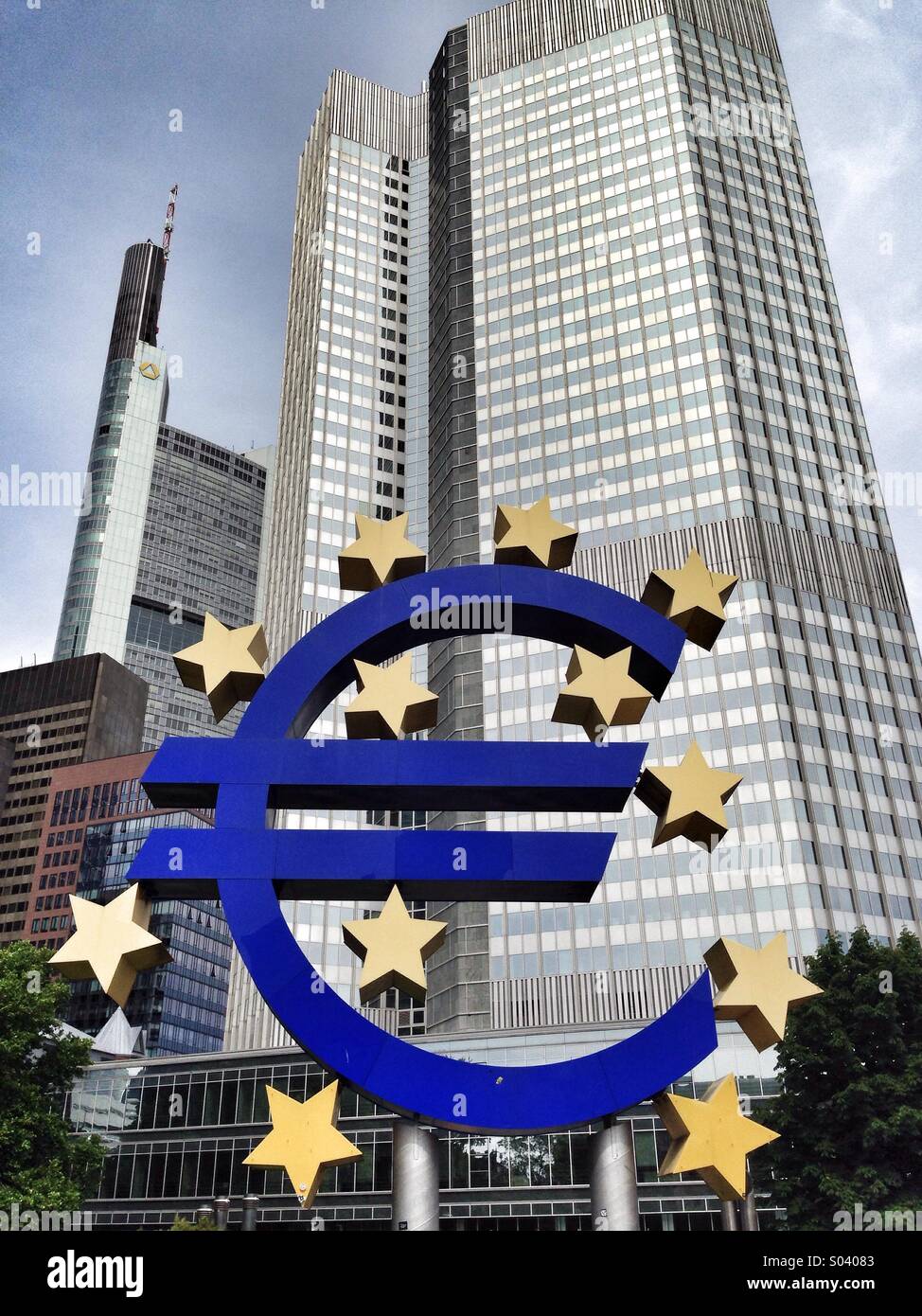 Simbolo valuta Euro, al di fuori della Banca centrale europea a Francoforte in Germania. - Immagine stock catturata con smartphone