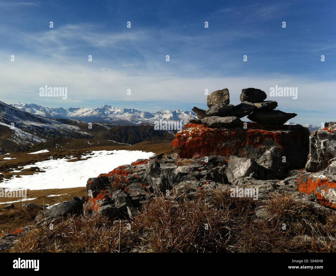 Rocce impilate sulla cima della montagna, Carinzia, Austria - Immagine stock catturata con smartphone