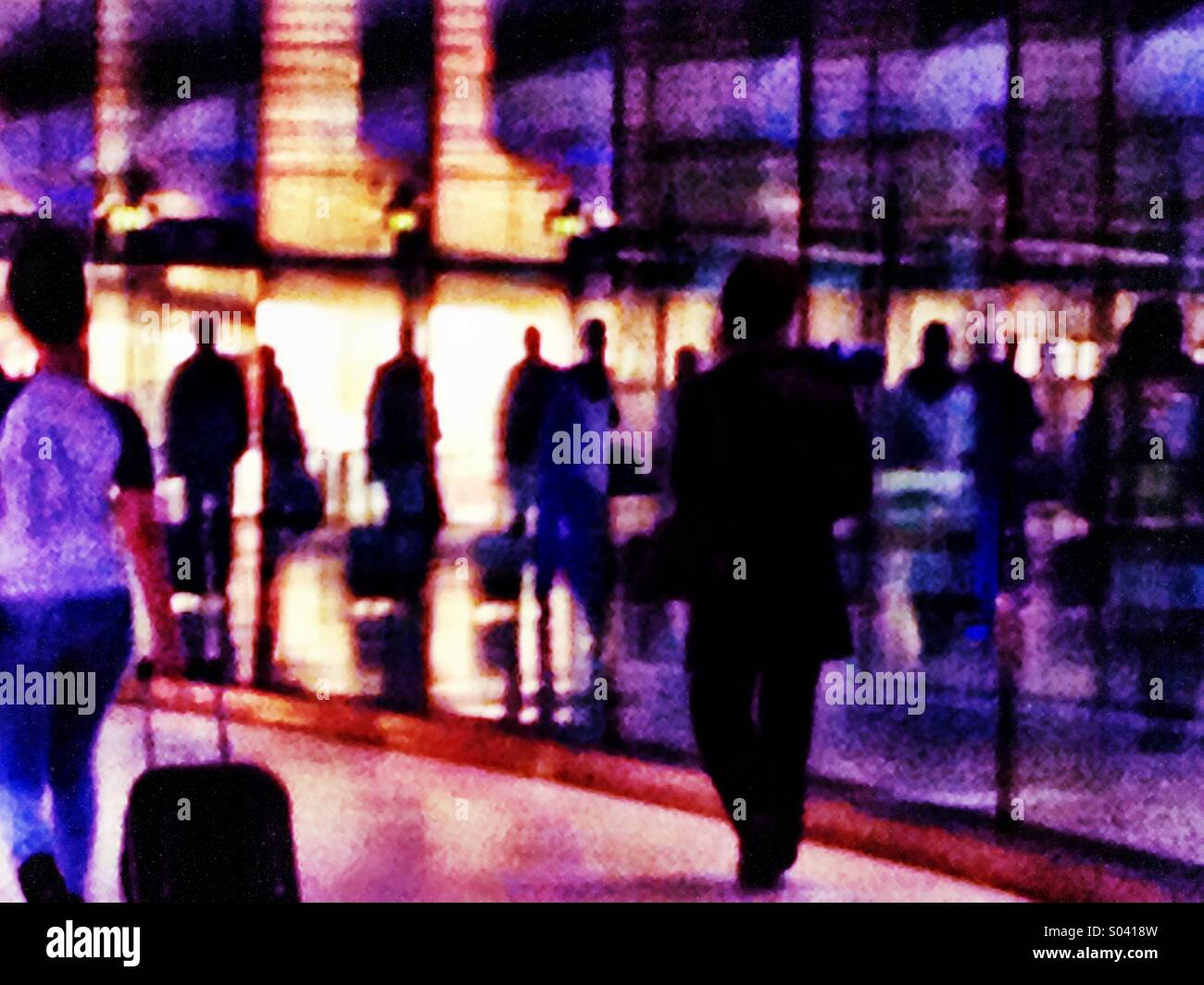 Aeroporto guardando - Immagine stock catturata con smartphone