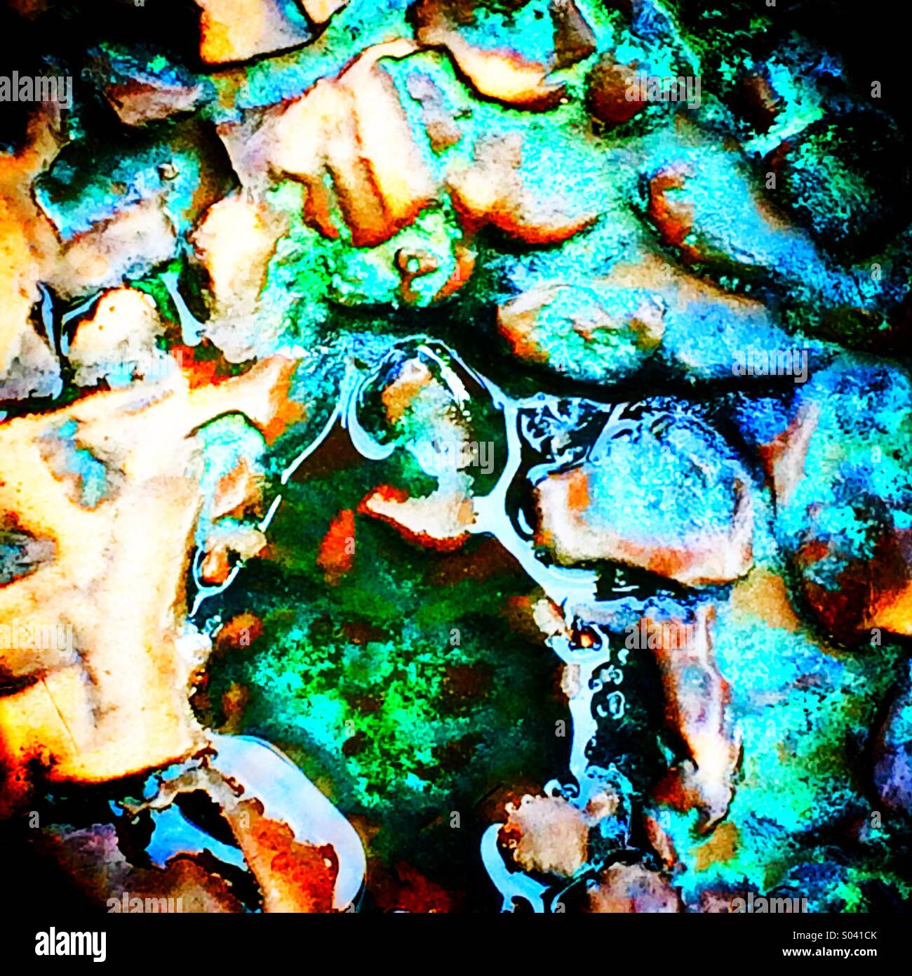 L'acqua piovana sulla superficie testurizzata della statua in bronzo - Immagine stock catturata con smartphone