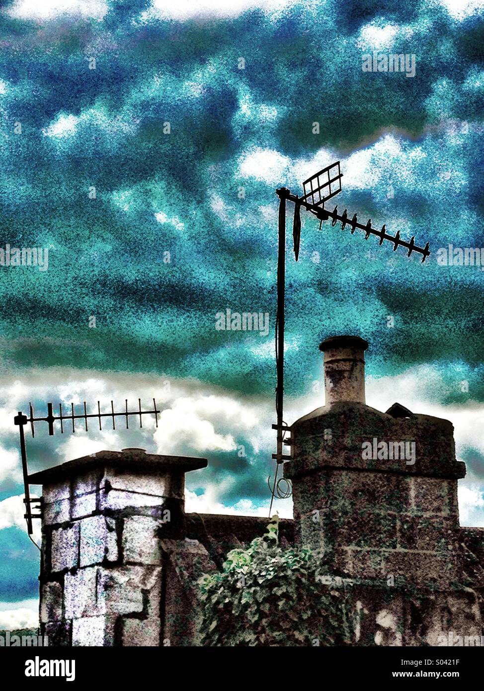 Antenne TV e comignoli artscape - Immagine stock catturata con smartphone