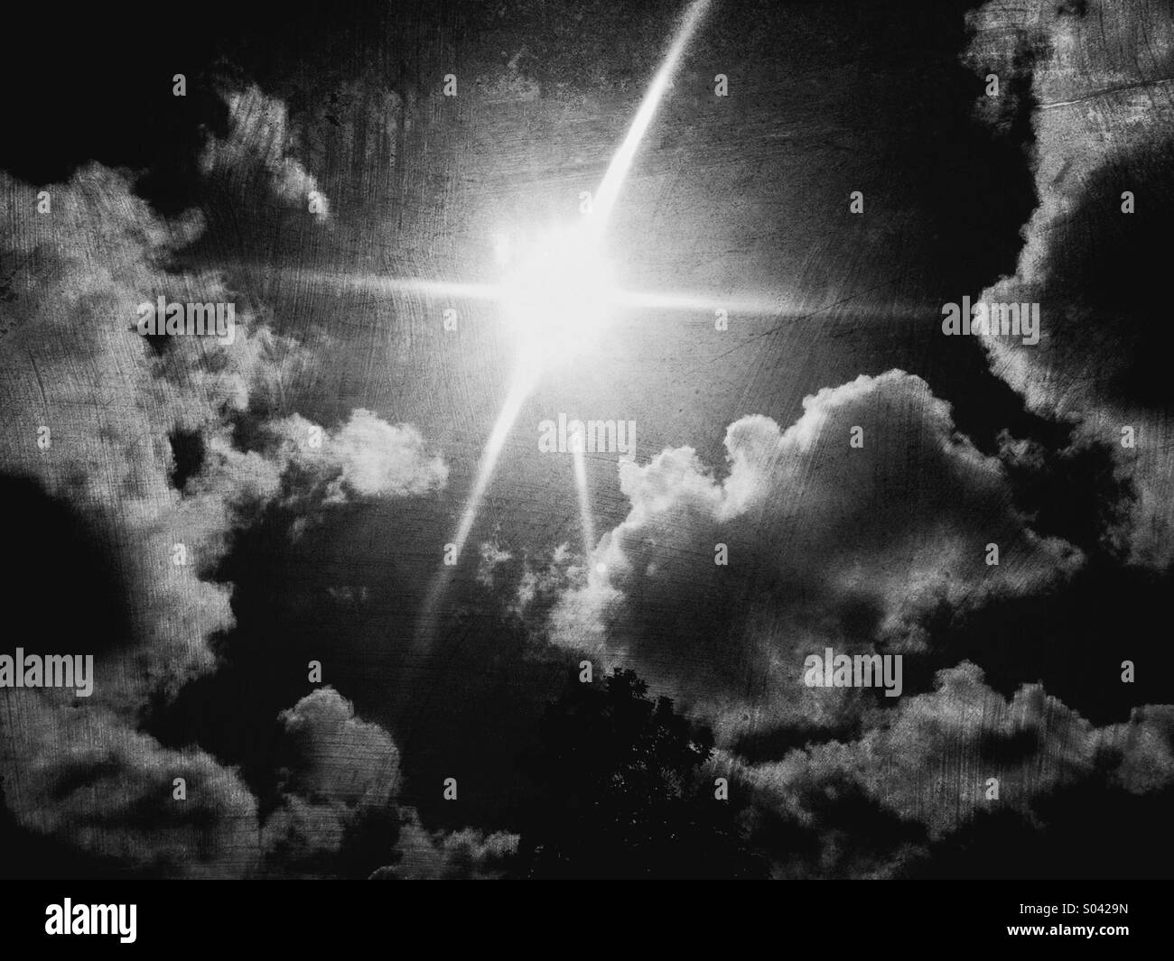 Il sun star e le nuvole nel cielo. Foto Stock