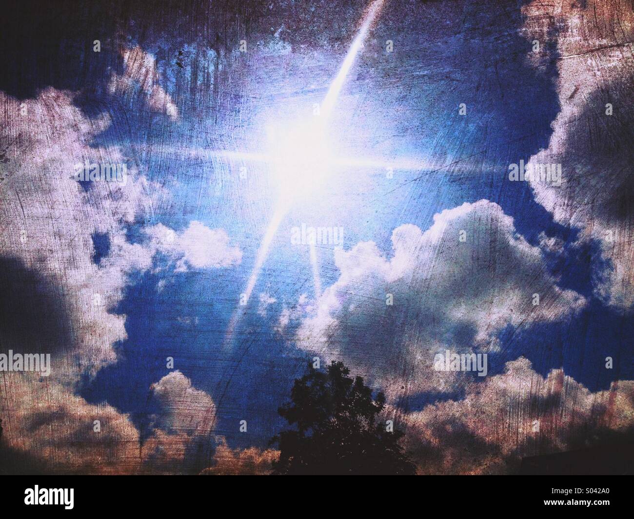 Vista del paesaggio con sun star e le nuvole nel cielo. Foto Stock