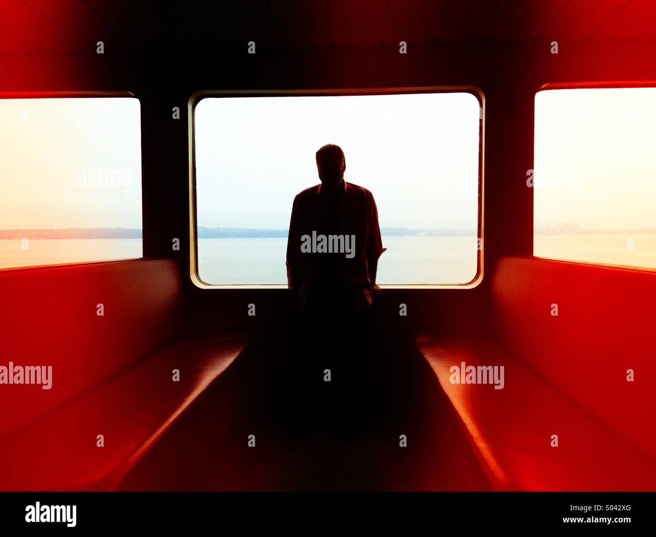 Silhouette di un uomo nella finestra di un traghetto in Puget Sound Foto Stock