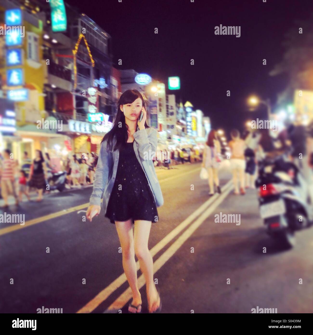 Ragazza cammina su Taiwan mercato notturno. - Immagine stock catturata con smartphone