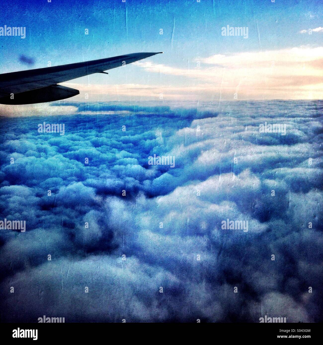 Nuvole e un'ala di aeroplano. Foto Stock