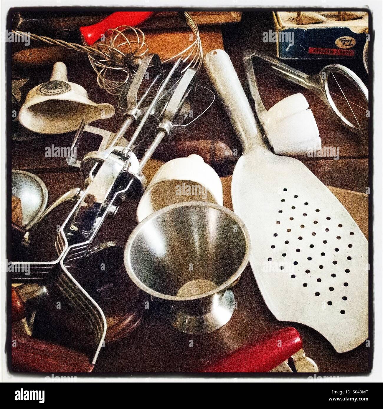 Una collezione di utensili da cucina degli anni cinquanta e sessanta. Foto per iPhone in stile Instagram. - Immagine stock catturata con smartphone