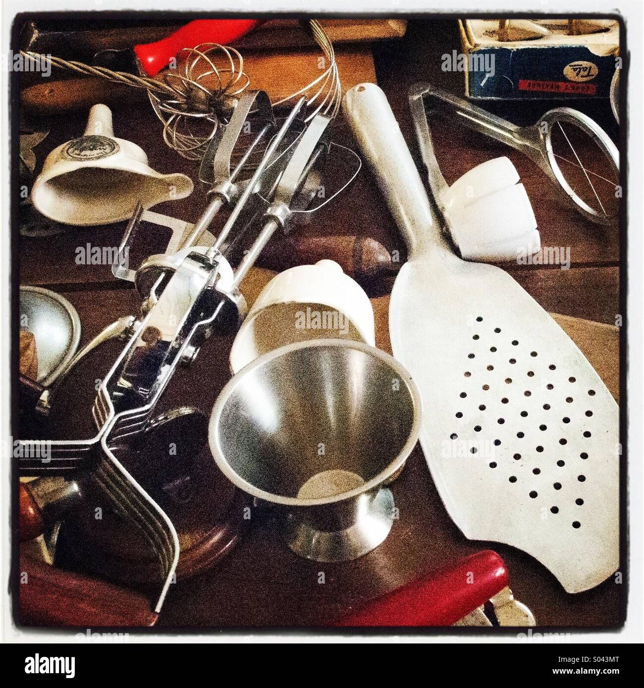 Una raccolta di cinquanta e sessanta utensili da cucina Foto Stock