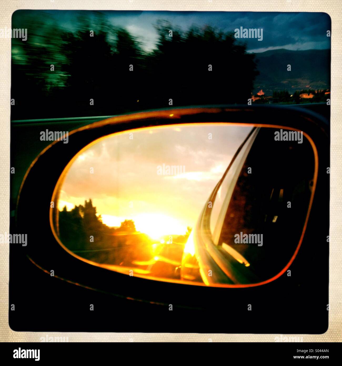Specchio retrovisore durante la guida Foto Stock