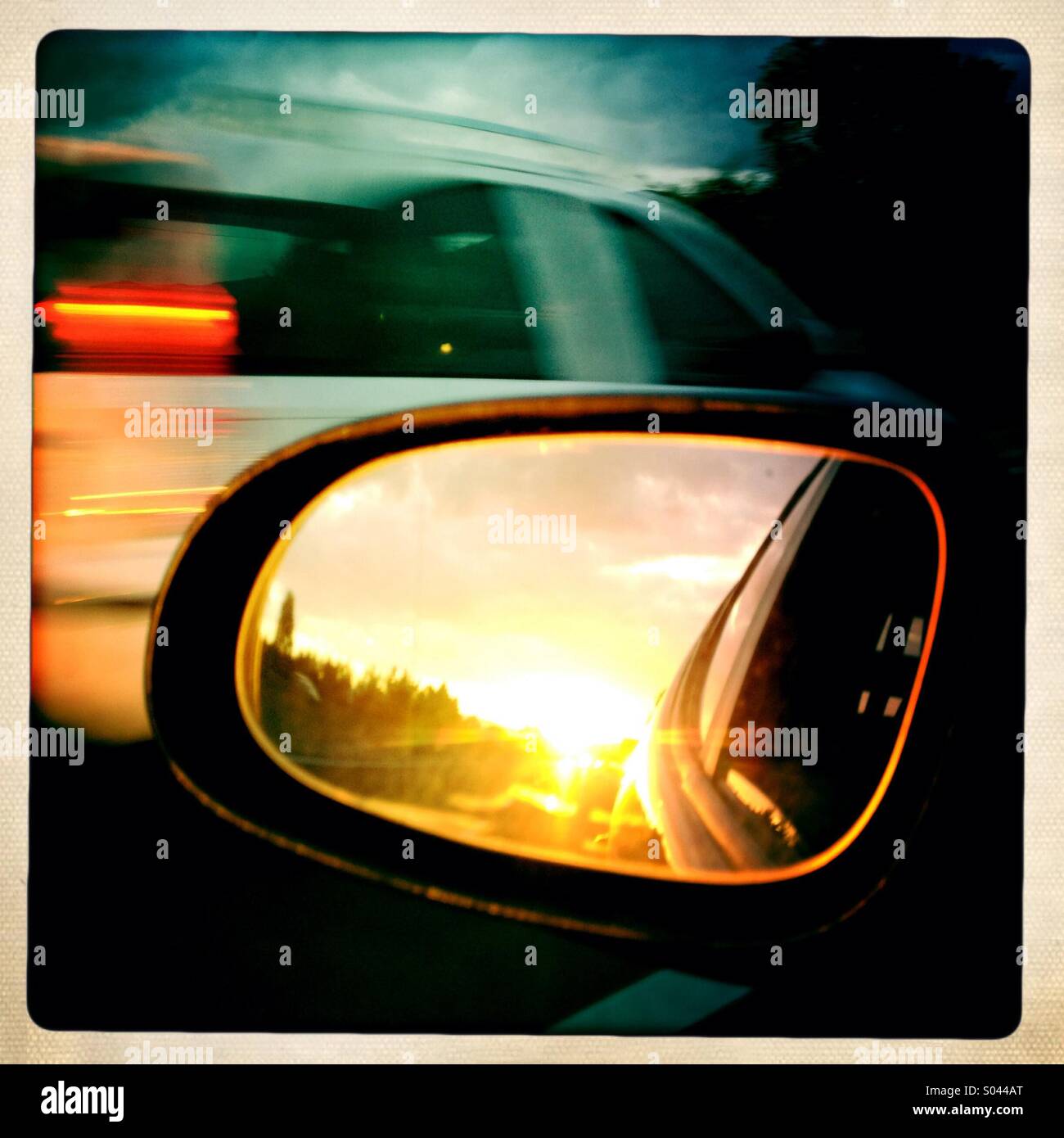 Specchio retrovisore durante la guida Foto Stock