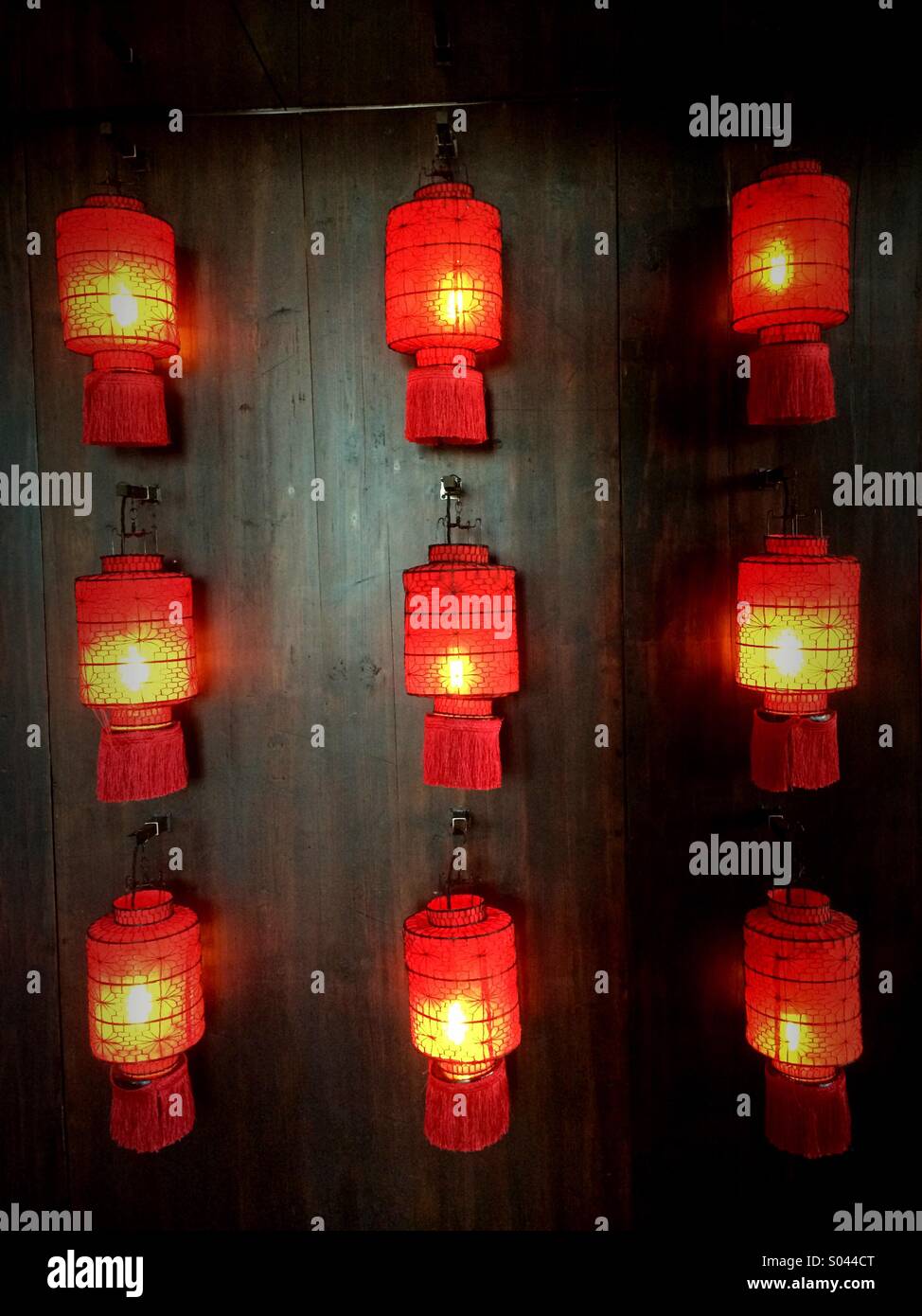 Le lanterne cinesi su una parete di notte Foto Stock