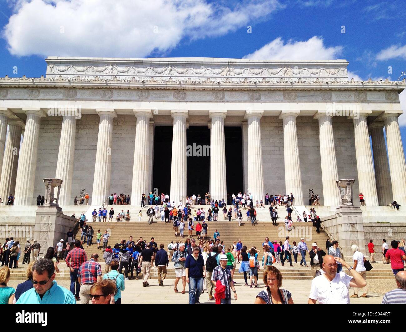 Turisti si riuniscono al di fuori del Lincoln Memorial a Washington DC su una bella giornata Foto Stock