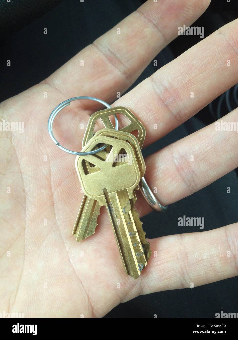 Un uomo che possiede le chiavi per la sua nuova casa Foto Stock