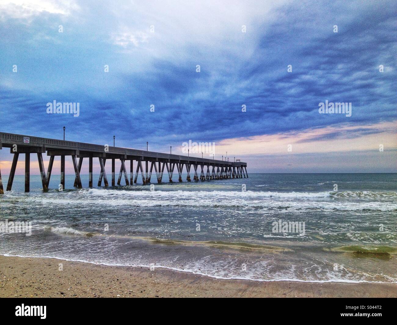 Un molo di pesca si estende fuori nell'Oceano Atlantico Foto Stock