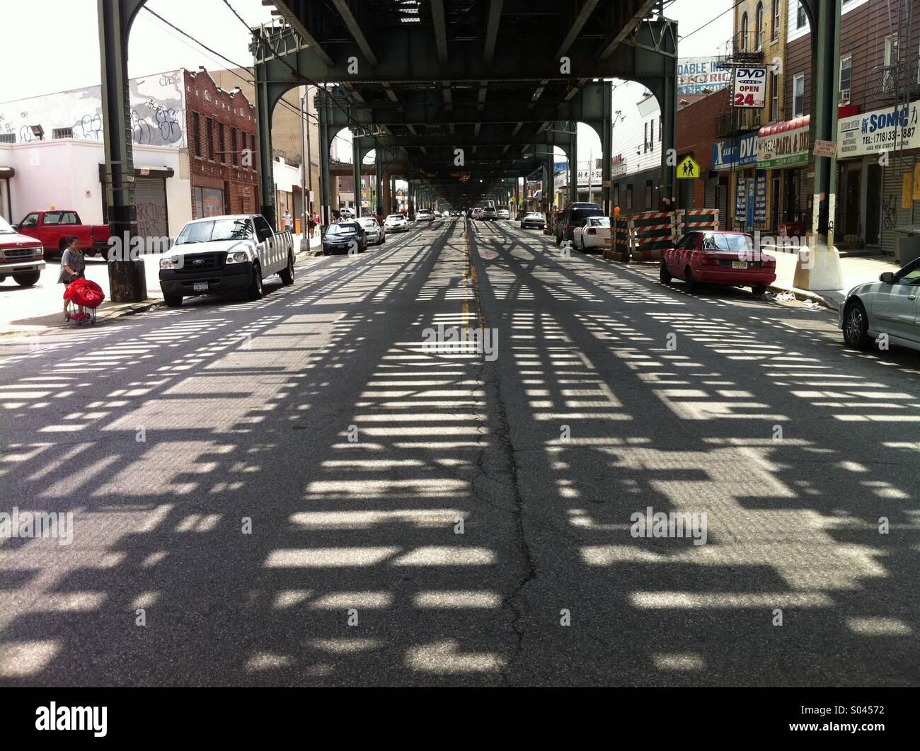 Ombre di metropolitana sopraelevata Le vie di Brooklyn, New York Foto Stock