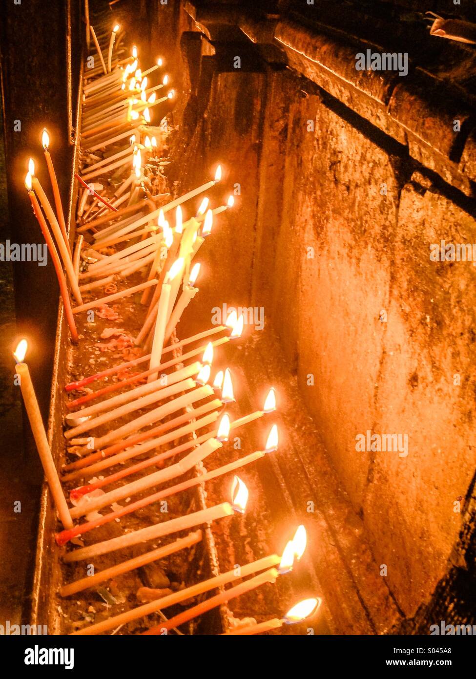 A lume di candela presso la chiesa del Santo Sepolcro di Gerusalemme, Foto Stock