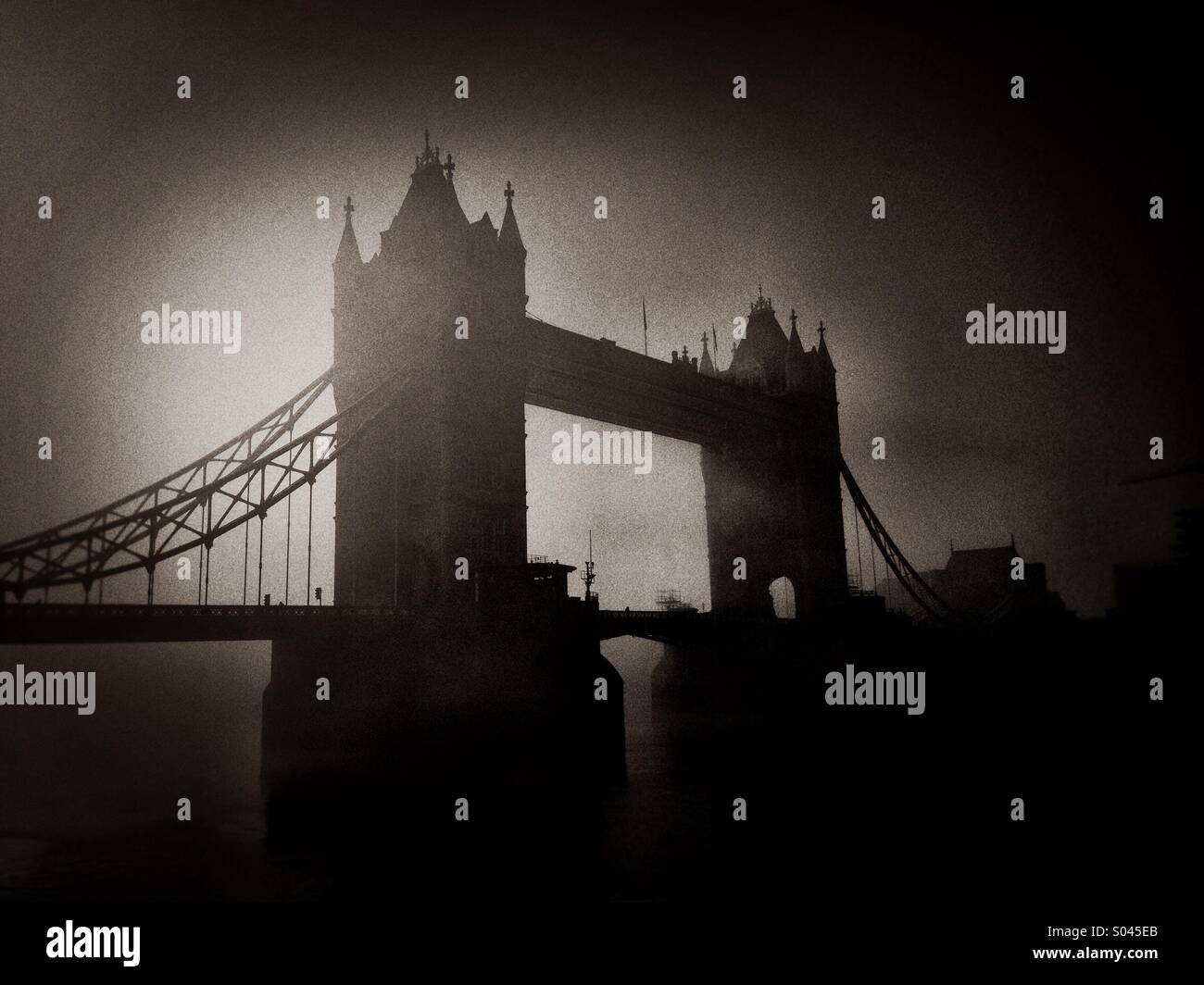 Il Tower Bridge foggy silhouette Foto Stock