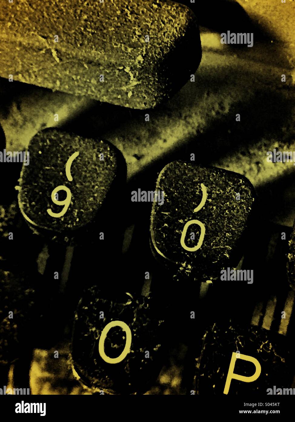 Coperti di polvere i tasti sulla macchina da scrivere - Immagine stock catturata con smartphone