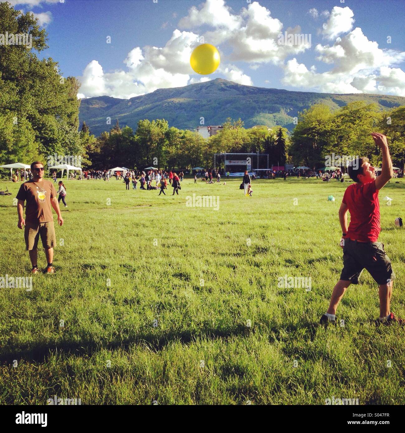 Due giovani uomini giocare a palla, South Park, Sofia, Bulgaria - Immagine stock catturata con smartphone