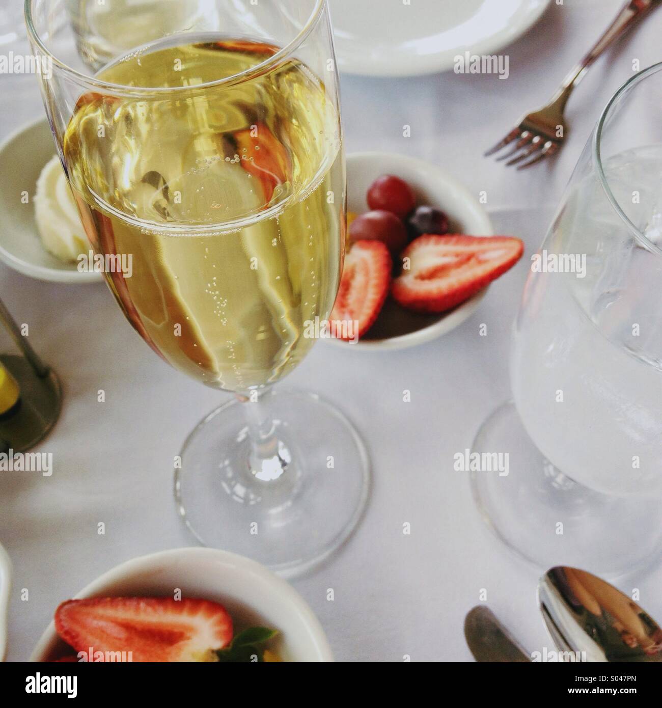 Champagne e frutta in un ristorante elegante per high tea. Foto Stock