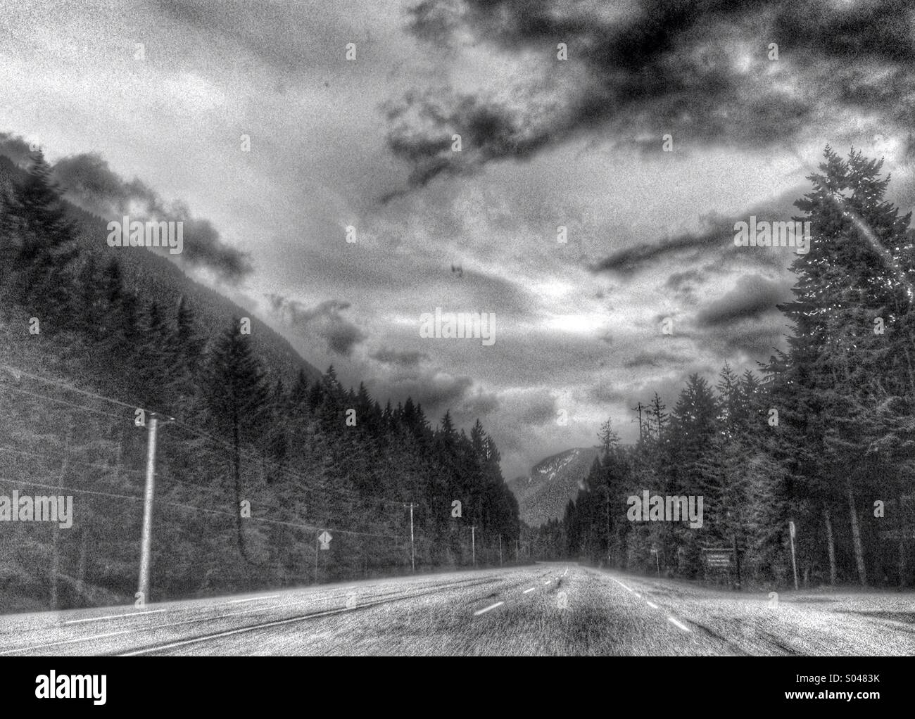 Solitario strada desolata. Vuoto autostrada scuro. Foto Stock
