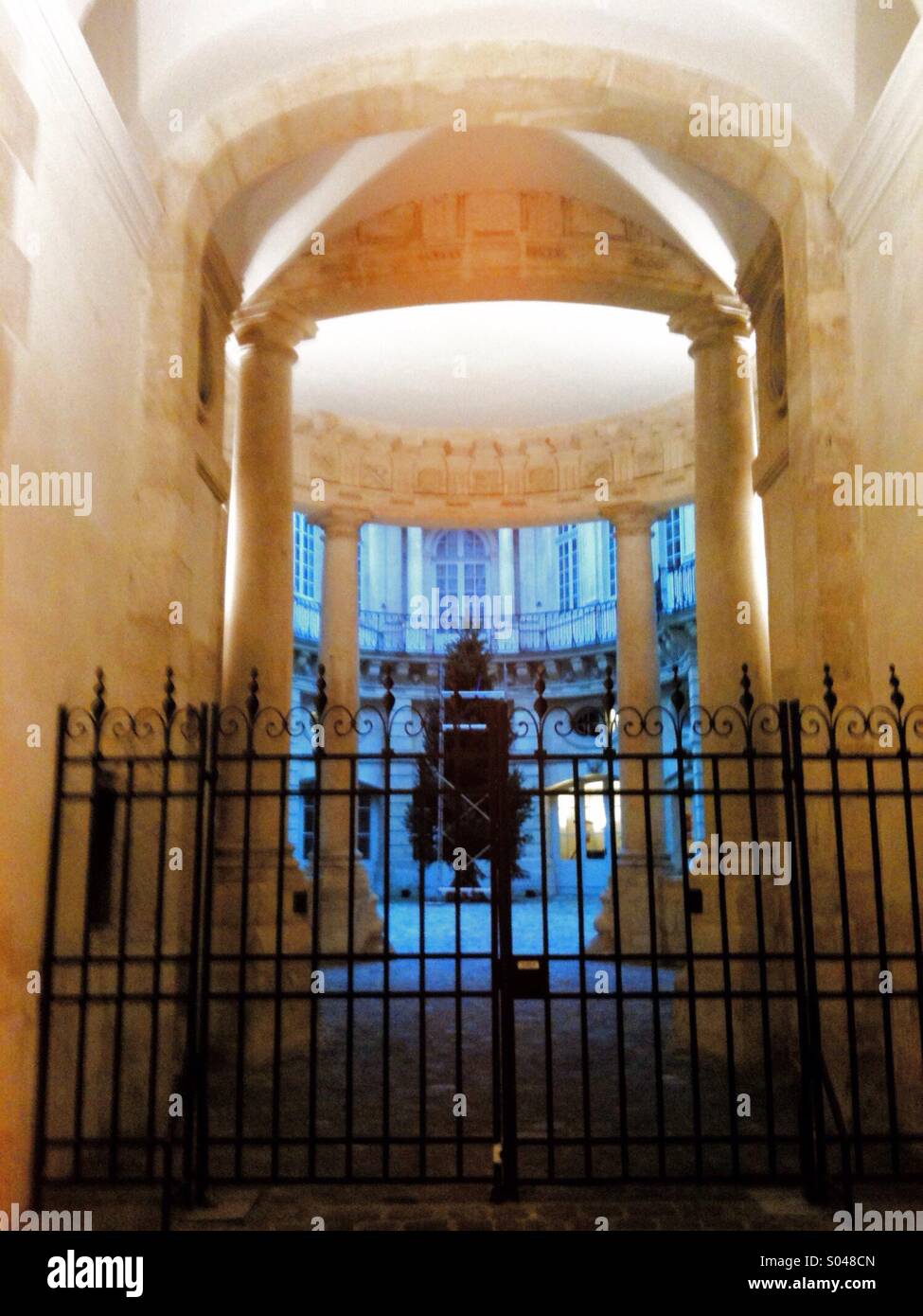Cortile interno di un palazzo vecchio - Immagine stock catturata con smartphone