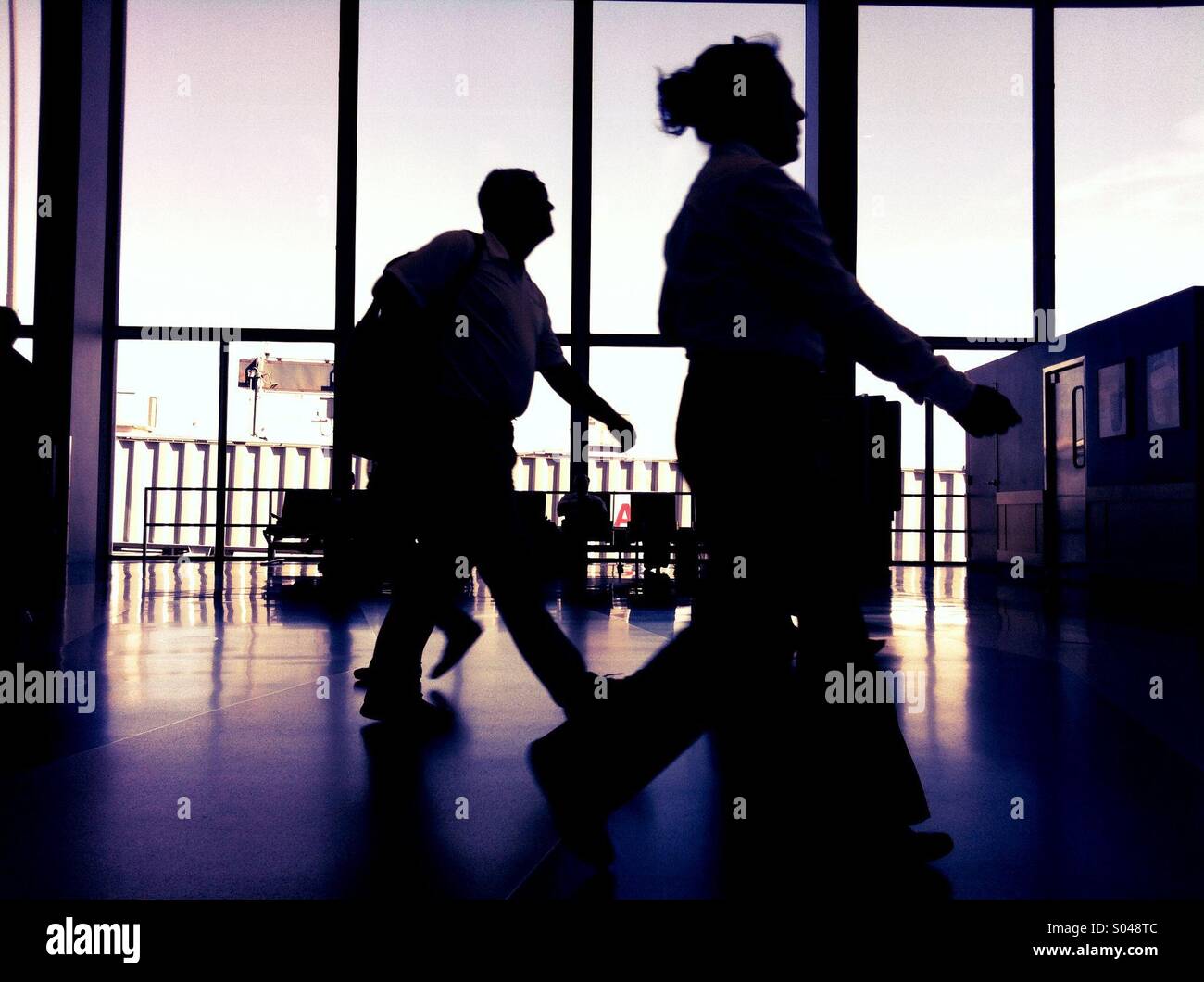 La gente che camminava nel terminal di un aeroporto. - Immagine stock catturata con smartphone