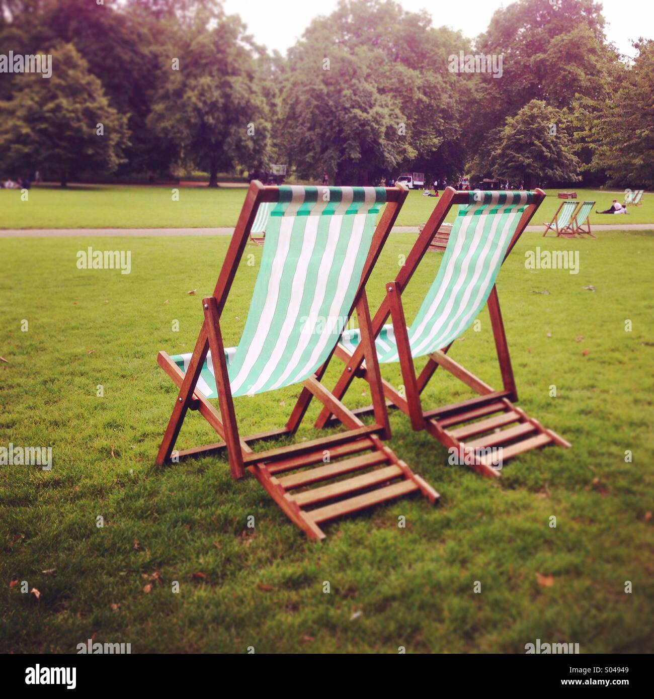 Sedie a sdraio in St James Park, Londra. Foto Stock