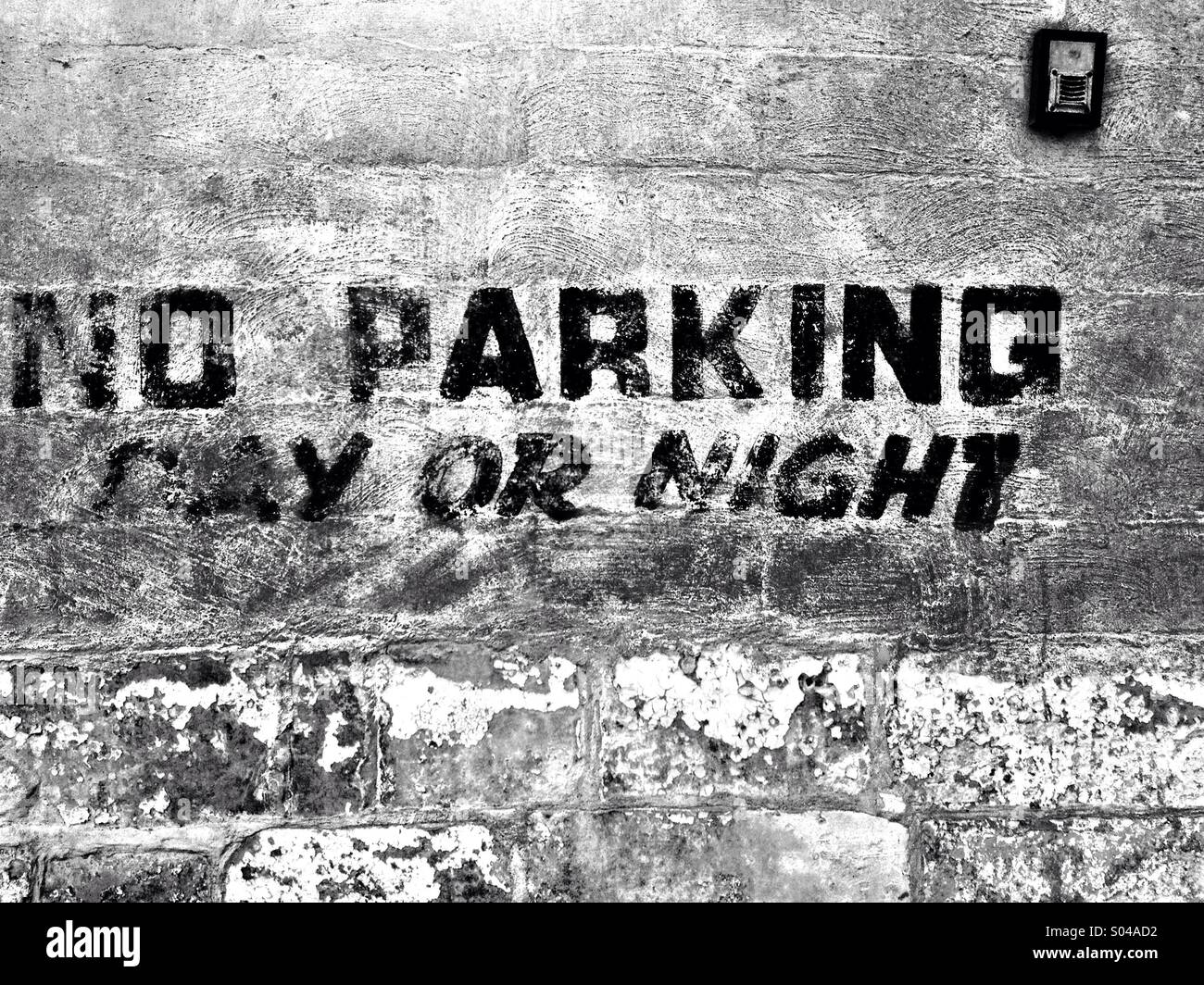 Nessun parcheggio di giorno o di notte - Immagine stock catturata con smartphone