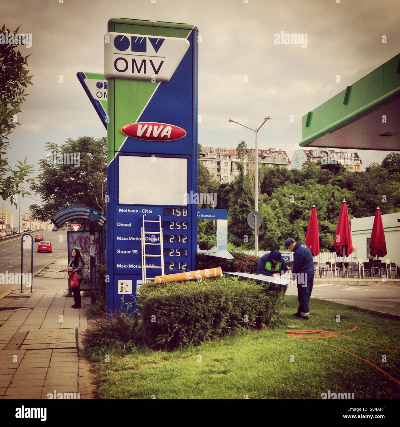 La modifica del prezzo della benzina per litro, OMV gas station, Sofia, Bulgaria - Immagine stock catturata con smartphone